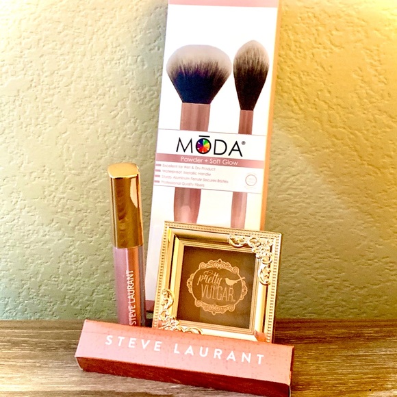 SOLD!!    bronzer, brushes and lip gloss - Picture 1 of 1